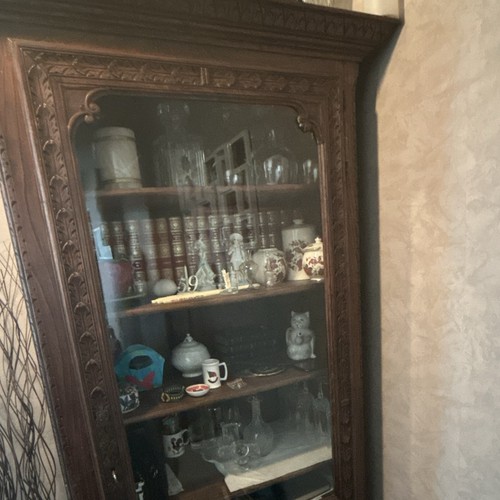 Armoire vitrée sculptée