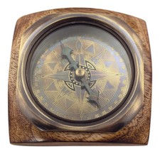 Boussole Sur Socle En Bois