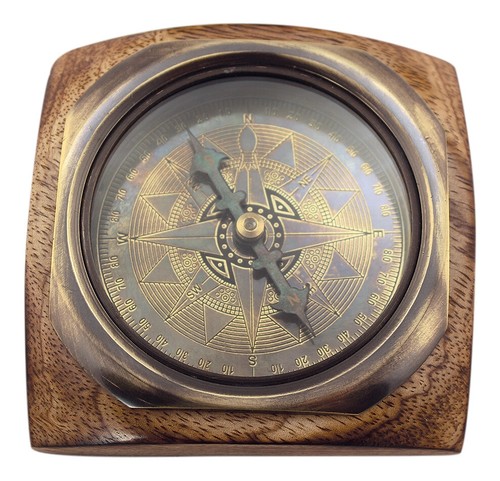 Boussole sur socle bois - boussole,