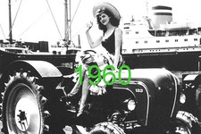 TRACTEUR PORSCHE ET JOLIE FEMME VERS 1960 .......... PHOTO (10x15 CM)