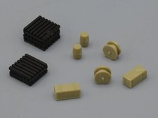 8 pallets, crates, barrels, turrets - H0/N