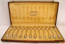 Douze très belles fourchettes