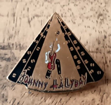 Johnny Hallyday -PIN'S, type médiator pour guitare-Johnny a genoux  avec guitare