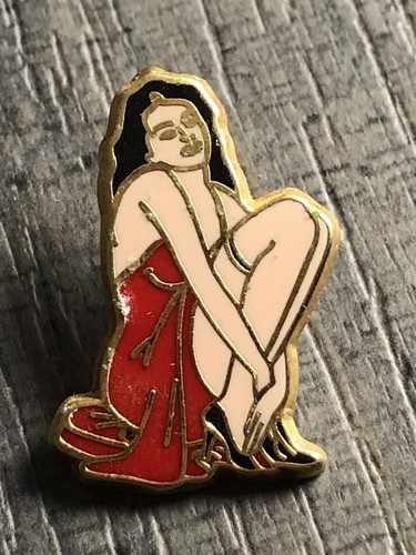 Rare pin femme - rare, pin’s