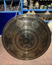 Gong tibétain sculpté Om - Gong fait main - Gong décoré de mantra du Népal