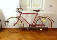 Vélo Rare Avec Des Roues En