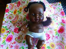 25cm noire ,poupée  négroide,senteur vanille ,yeux verre attend adoption 