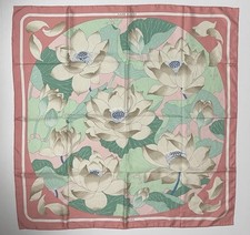 foulard hermes 90 ( Fleurs De Lotus ) Rose Claire En Très Très Bon État