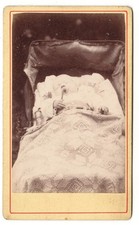 Bébé dans son landeau avec