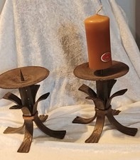 Anciens bougeoirs, moyen âge,  par 2. une bougie cire abeille. A VOIR!