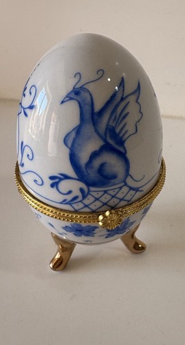 Oeuf porcelaine sur pieds - sur,