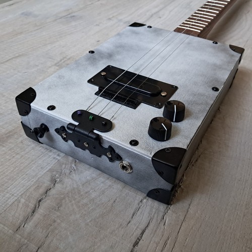Cigar box guitar - cigar,