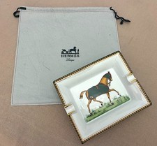 HERMES. Cendrier en porcelaine à décor polychrome à décor de cheval 