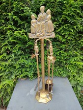 Rare serviteur de cheminée décor personnages Normand laiton  pince tisonnier