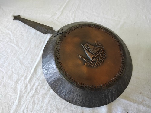 Ancienne poêle décorative - ancienne,