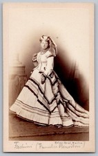 CDV 1865 Jeune femme fastueuse