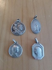 Lot de médailles religieuses