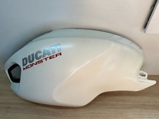 UN CAPOT COUVRE RESERVOIR