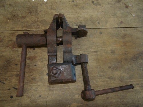 Outil ancien petit étau - petit,