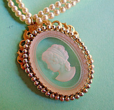 J927 / COLLIER DEUX RANGS PERLES / CAMÉE DE VERRE GRAVÉ EN CREUX  / 5,5 CM