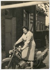 ANTIQUE PHOTO - WOMEN'S MOTORCYCLE BB 1V - MOTORCYCLE - Vintage Snapshot