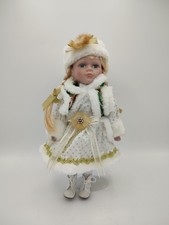 Jolie poupée en porcelaine