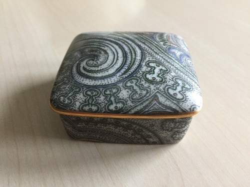 Petite ancienne boite avec - et,