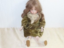 Poupée "Fille Avec Une Belle Robe"