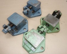 Pieds réglables pour machines