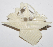 broche vintage en os sculpté