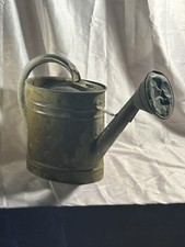 Vieil arrosoir en zinc avec sa