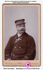 HOMME EN UNIFORME AVEC