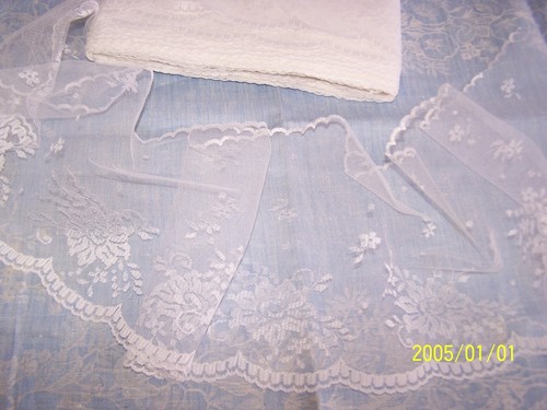 Ancienne dentelle brodée sur