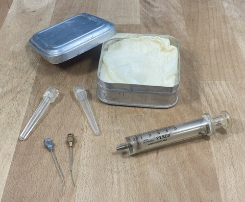 Ancienne seringue médicale - ancienne,
