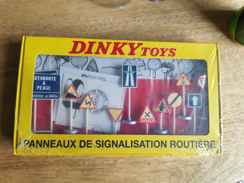 Dinky toys panneaux - toys,