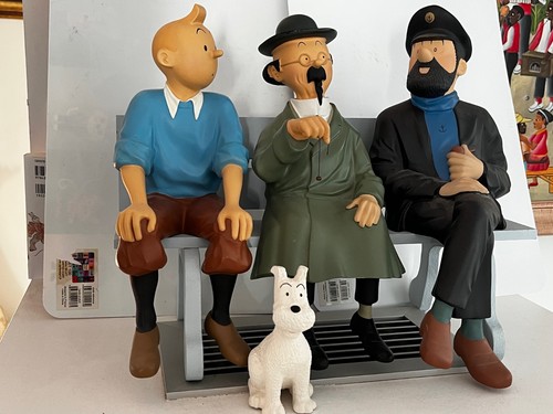 FIGURINES