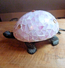 VINTAGE Lampe veilleuse en mosaïque de verre rose avec cabochon - Tortue