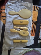 ENSEMBLE DE TOILETTE, BROSSES