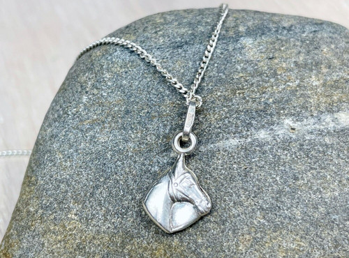 Collier pendentif cheval - , en