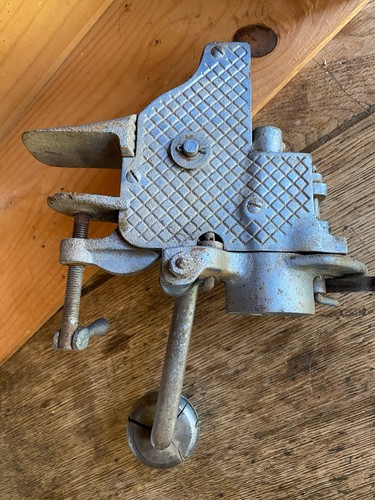 Bouchonneuse ancienne outil - ancienne.,