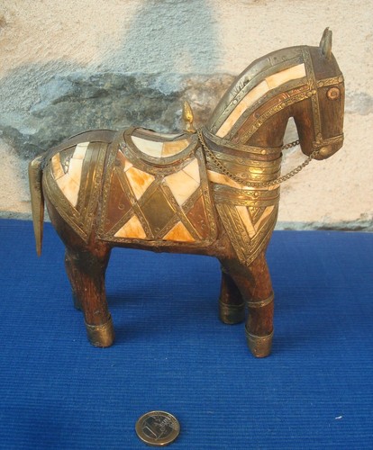 V63 superbe cheval - bois, laiton