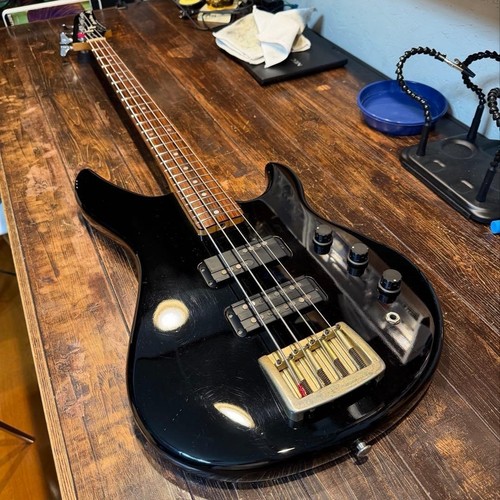 Guitare basse électrique