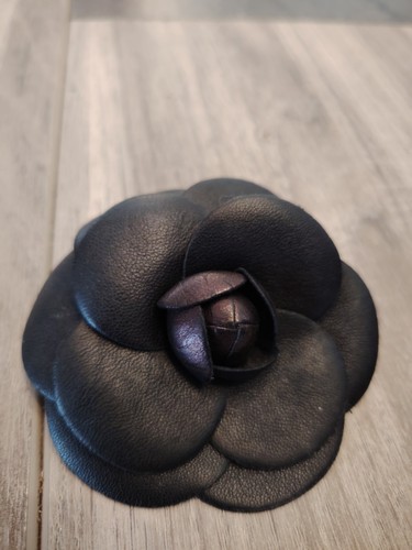 Broche camélia chanel cuir - broche,