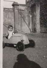 Bambin Dans Voiture A Pédale