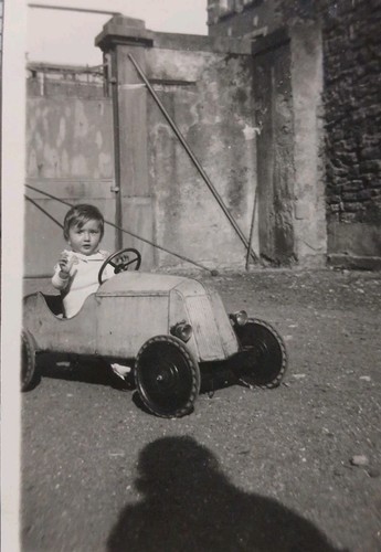 Bambin dans voiture pédale - dans, a