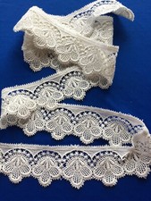 dentelle  vintage genre guipure  blanche : 230 cm X 6,5 cm ( ref : C14)