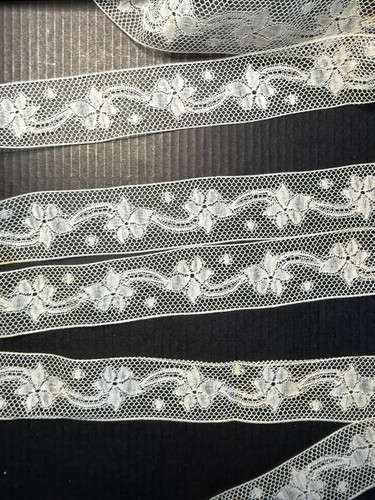 Dentelle ancienne entre - ancienne,