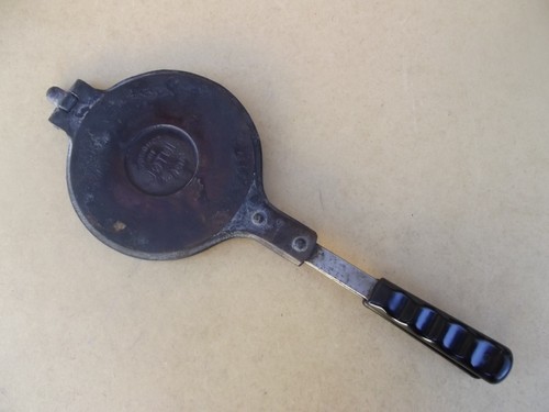 Ancien petit gaufrier biscuit - petit,