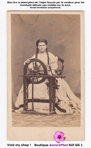 Femme italienne rouet - &,