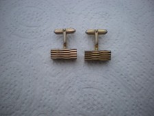 une paire de boutons manchettes en plaqué or pour homme